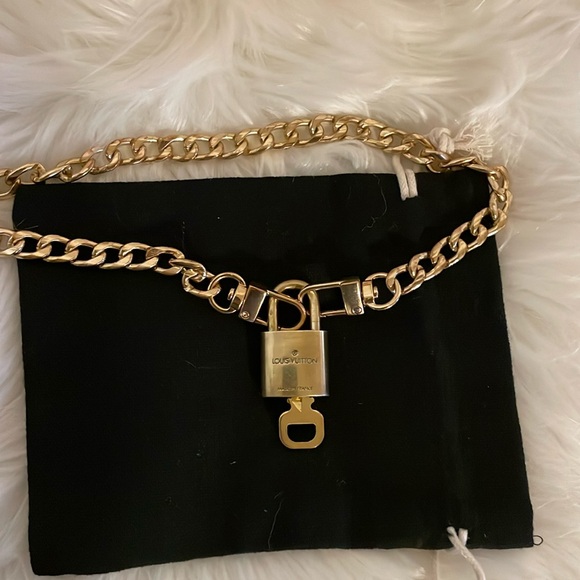 Louis Vuitton Gold Lock - Picture 3 of 6